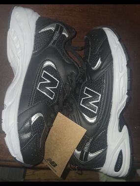 BNWT Youth New Balance 530 Abzorb Black & White Athletic Sneakers